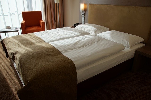 manželská postel v hotelu.jpg