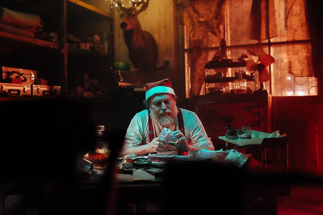 Santa sedí v dílně a přepočítává peníze