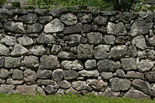 zeď z kamenů